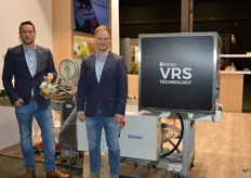 Romke van Velden en Vincent Corsel van Sorma Benelux voor de nieuwe Sinclair VRS Camerasysteem. Dat houdt in dat de camera het patroon van het fruit herkent, en de stickerkoppen automatisch instelt op de juiste positie. Dit scheelt enorm veel tijd en arbeid.